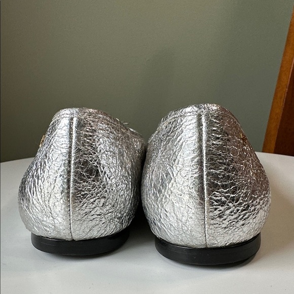 Tory Burch Laila 2 Driver Leather Ballet Flats Crinkle Metallic Silver Flaw - Picture 6 of 16